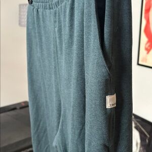 Vuori athletic joggers size large